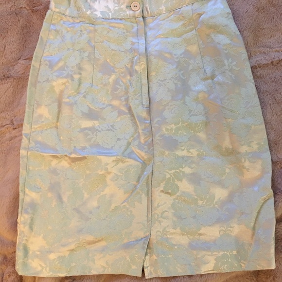 Opalescent skirt with roses XS - Picture 3 of 5